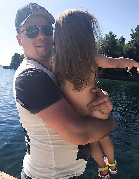 Гарик Харламов и маленькая Настя во время водной прогулки 