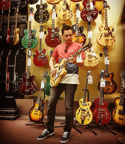 Александр Асташенок купил эксклюзивную гитару