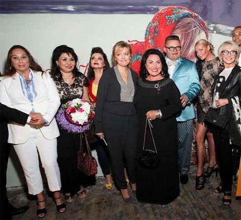 Поддержать артистку пришли коллеги Поддержать артистку пришли коллеги