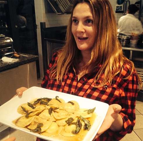 Перед родами Дрю Бэрримор решила научиться готовить домашнюю пасту и равиоли Перед родами Дрю Бэрримор решила научиться готовить домашнюю пасту и равиоли