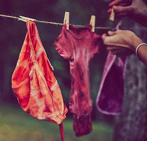 Одежду для будущего младенца и небольшие подарки гости прикрепляли деревянными прищепками к натянутой между деревьев веревке Одежду для будущего младенца и небольшие подарки гости прикрепляли деревянными прищепками к натянутой между деревьев веревке