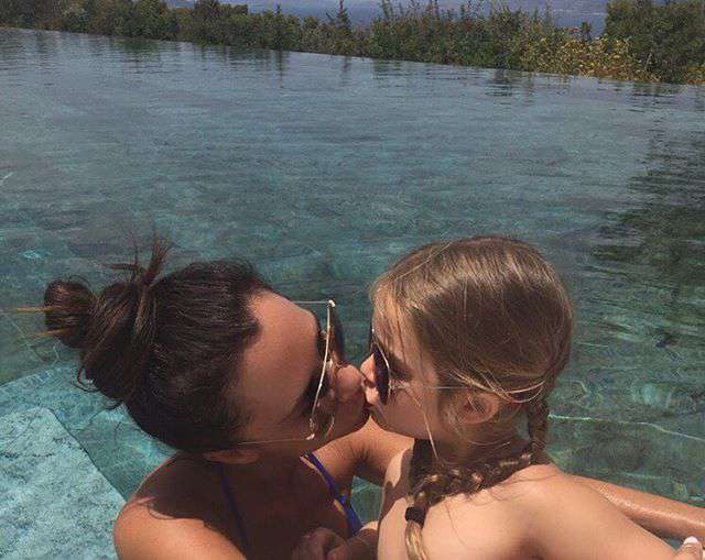 Поцелуй Виктории Бекхэм с дочкой возмутил общественность