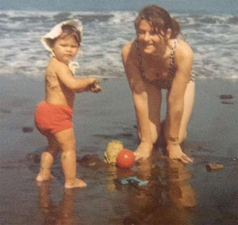 Виктория Бекхэм поделилась архивной фотографией со своей мамой
