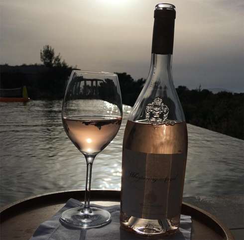 Дэвид Бекхэм наслаждается вином