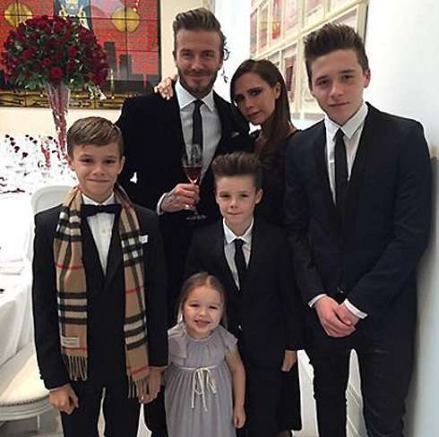 Дэвид и Виктория Бекхэм с детьми