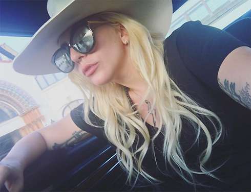 Перед своими выступлениями Леди Гага «чистит» сцену при помощи электромагнитного датчика, который якобы отпугивает духов. Стоит такое изобретение недешево