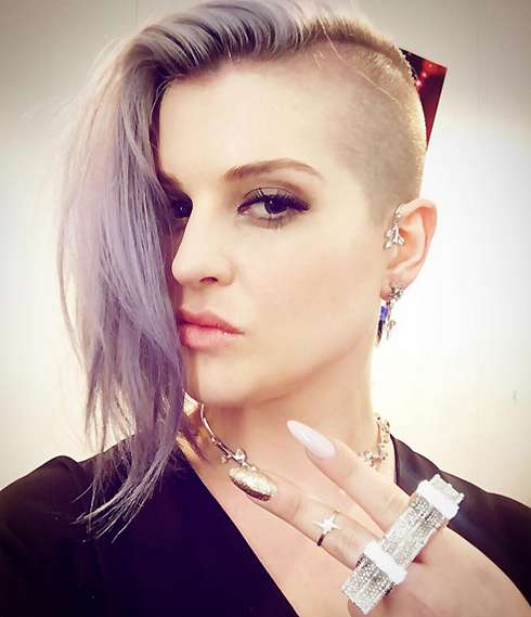 Дочка скандального рокера Оззи Осборна Келли не стеснена в средствах и готова выложить около сотни тысяч долларов за бриллиантовый маникюр