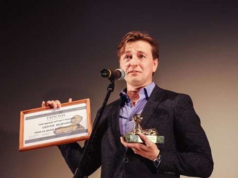 В Оренбурге Безрукову вручили награду — «Сарматского льва» — за вклад в киноискусство