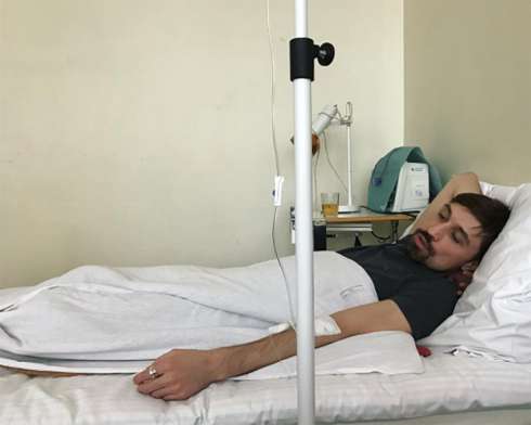 Певец под капельницей