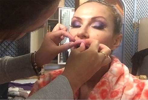 Эвелина Бледанс увеличивает губы с помощью пластического грима