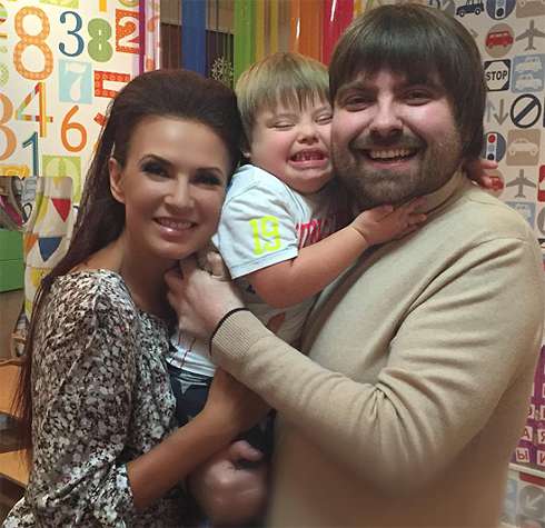 Семейная фотография сделана ровно год назад. Здесь Александр выглядит весьма упитанным