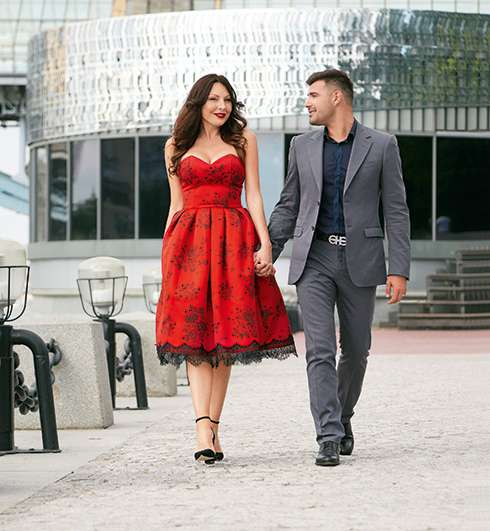 «Наверное, если бы мужчина проявил напор, меня бы это напугало, оттолкнуло. Но отношения с сашей развивались очень гармонично, плавно», - признается Наталья. Макияж и прическа: Анастасия Баранова