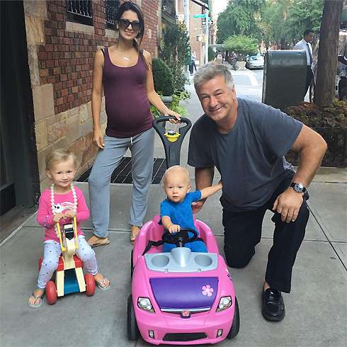 Алек и Хилария Болдуин с детьми