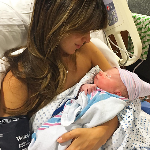 Хилария Болдуин показала первое фото новорожденного сына