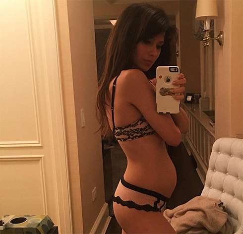 Хилария Болдуин показала беременный живот