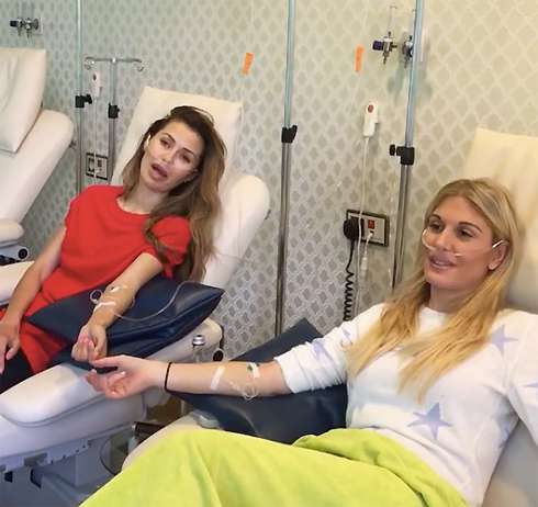Модель вместе с подругой, телеведущей Хофит Голан, проходит процедуры по оздоровлению