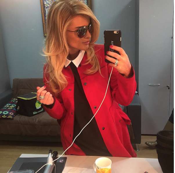 Телеведущая вновь стала блондинкой