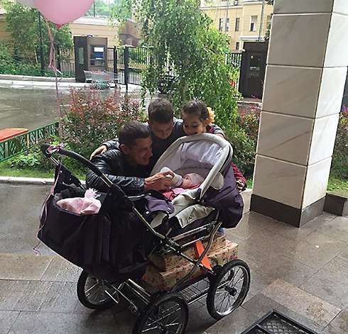 Курбан Омаров заверяет, что для своих детей всегда будет опорой в жизни. На фото: с сыном Омаром и дочкой Теоной, а также с дочерью Ксении Марусей