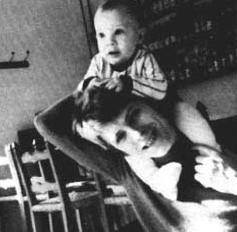 Данкан Джонс опубликовал архивный снимок со своим отцом Дэвидом Боуи
