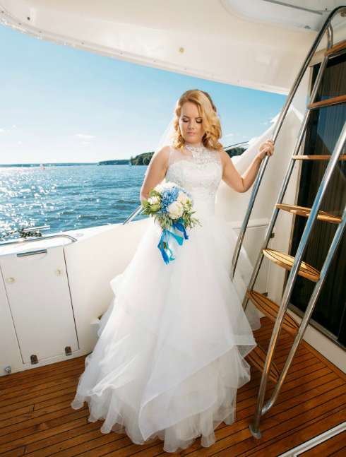 Свадебные платья с каскадной юбкой сделаю невесту неотразимой на свадьбе на открытом воздухе