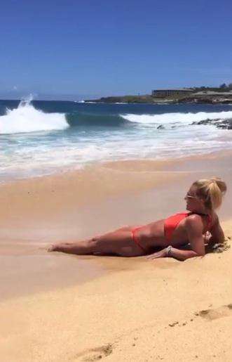 Бритни Спирс загорает на пляже Бритни Спирс загорает на пляже