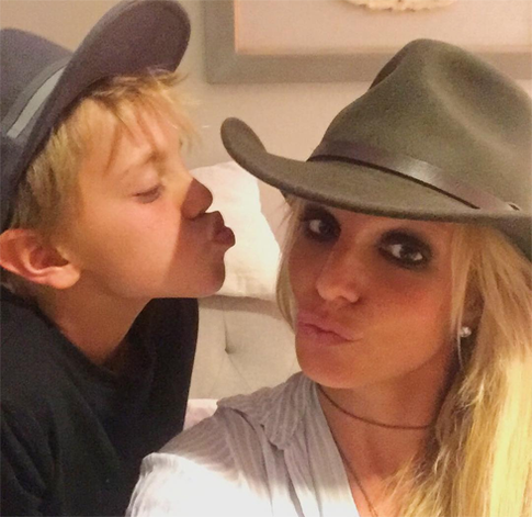 Бритни Спирс показала плоский живот в бикини