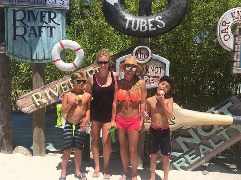 Певица отдохнула с сыновьями в аквапарке