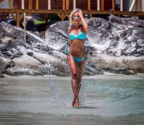 А на этой фотографии кубики с живота неожиданно исчезли