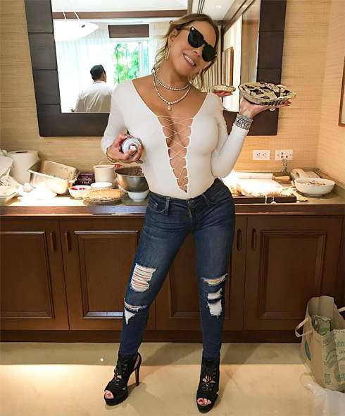 Певицу уличили в том, что она подкорректировала свои формы на снимке