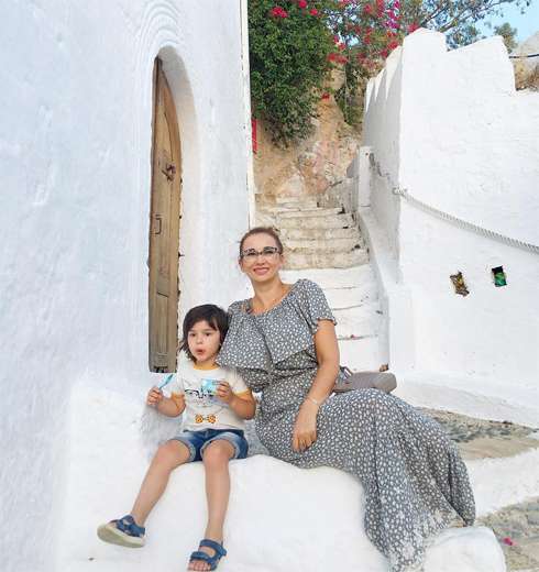 Своему сыну Соломону Анфиса ни в чем не отказывает