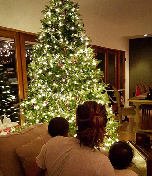 Зои Салдана и ее сыновья любуются своей елкой