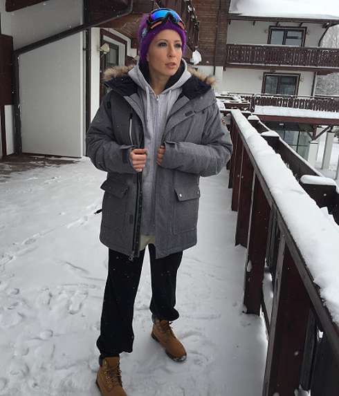 На снимках в микроблоге Яны Чуриковой видно, что у телеведущей нет обручального кольца 