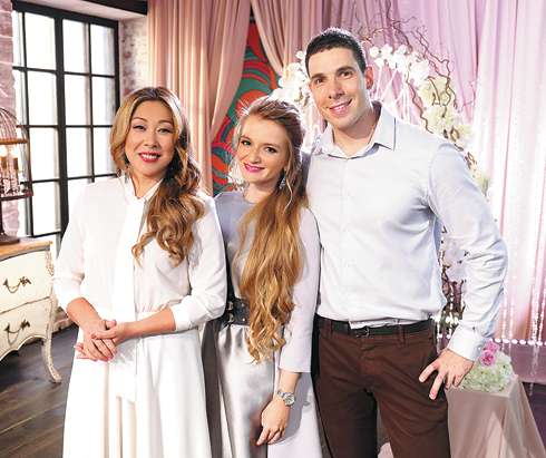 Вести передачу Аните помогают эксперты: фитнес-тренер Эдуард Каневский и врач-диетолог Ксения Селезнева