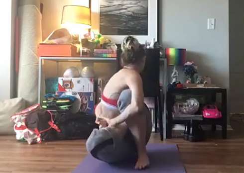 Майли Сайрус продемонстрировала удивительную гибкость