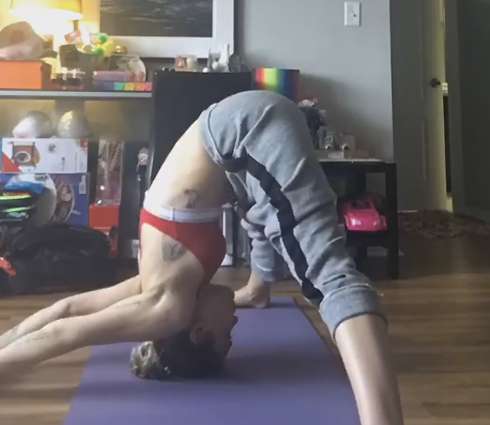 Певица выложила несколько видео, на которых занимается йогой