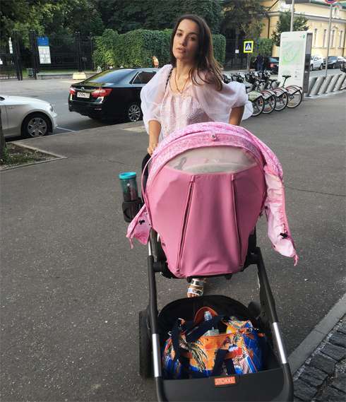 Иногда певица выходит гулять в розовом Иногда певица выходит гулять в розовом