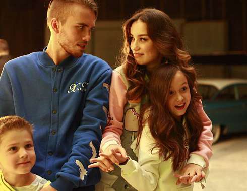 По сюжету у героев появляются дети – мальчик и девочка. Юные актеры настолько вжились в роли, что стали называть Викторию и Дмитрия «мама» и «папа» По сюжету у героев появляются дети – мальчик и девочка. Юные актеры настолько вжились в роли, что стали называть Викторию и Дмитрия «мама» и «папа»