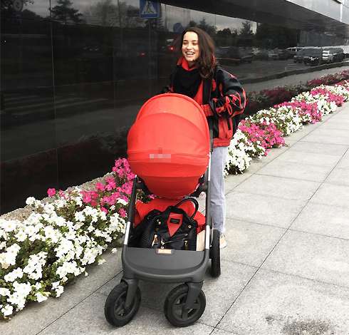 А вчера Дайнеко предпочла красную коляску А вчера Дайнеко предпочла красную коляску