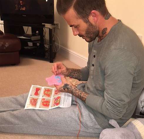 Дэвид Бекхэм шьет платья для кукол дочери