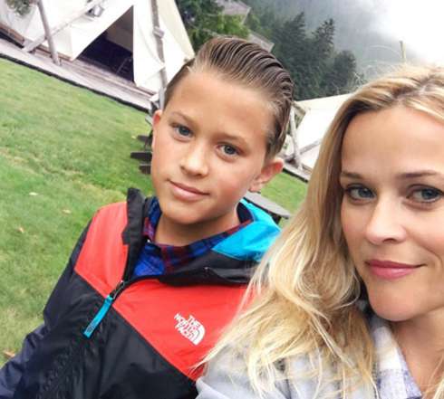 Риз Уизерспун с сыном Риз Уизерспун с сыном