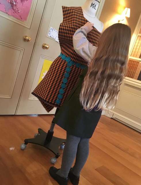 Харпер драпирует манекен, повторяя за свой мамой