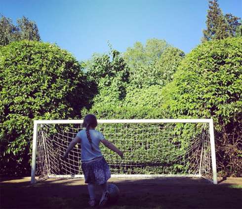 Харпер любит погонять мяч во дворе