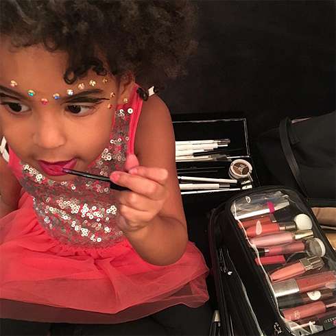 Дочка Бейонсе сама сделала себе макияж
