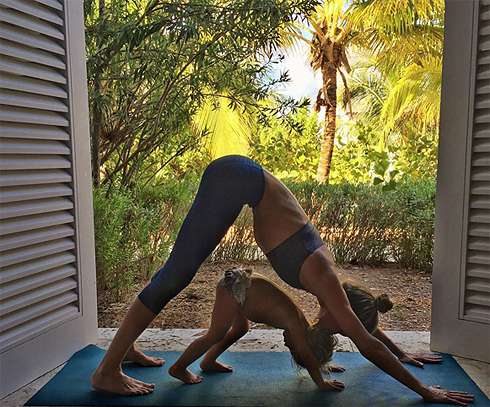 Вивиан занимается йогой вместе с мамой