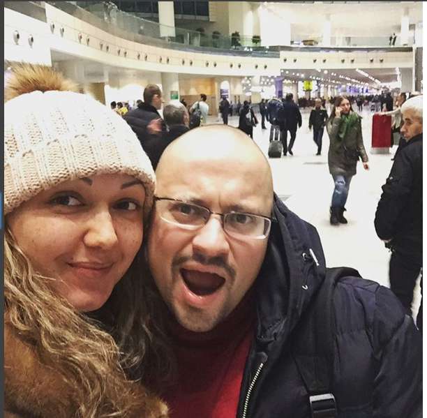 Андрей Гайдулян и его девушка Диана в аэропорту