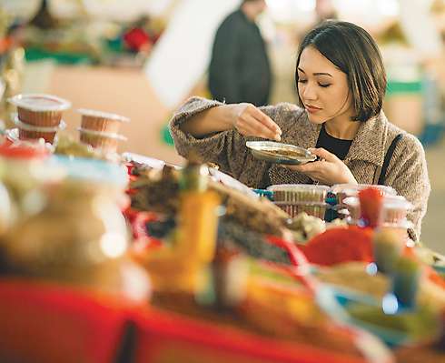 Дильбар родилась в Ташкенте. Она прекрасно готовит плов, правда, вегетарианский. Уже несколько лет телеведущая не ест мясо