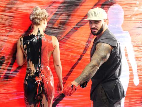 Главную героиню в клипе сыграла обладательница титула «Мисс Олимпия» Ольга Путрова 