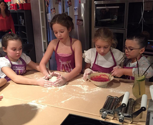 На день рождения Юлия Началова устроила для детишек кулинарный мастер-класс