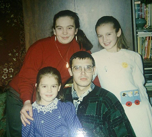 Ольга опубликовала архивную фотографию с родителями и сестрой. Телеведущая считает, что она ни капли не изменилась