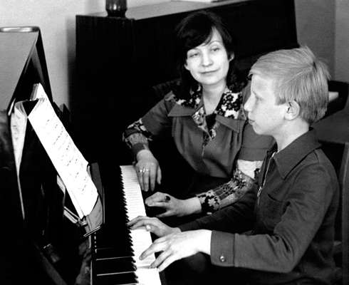 В детстве маленький Витя вовсе не был пай-мальчиком. «Дворовое состояние души» каким-то чудом сочеталось в нем с любовью к музыке